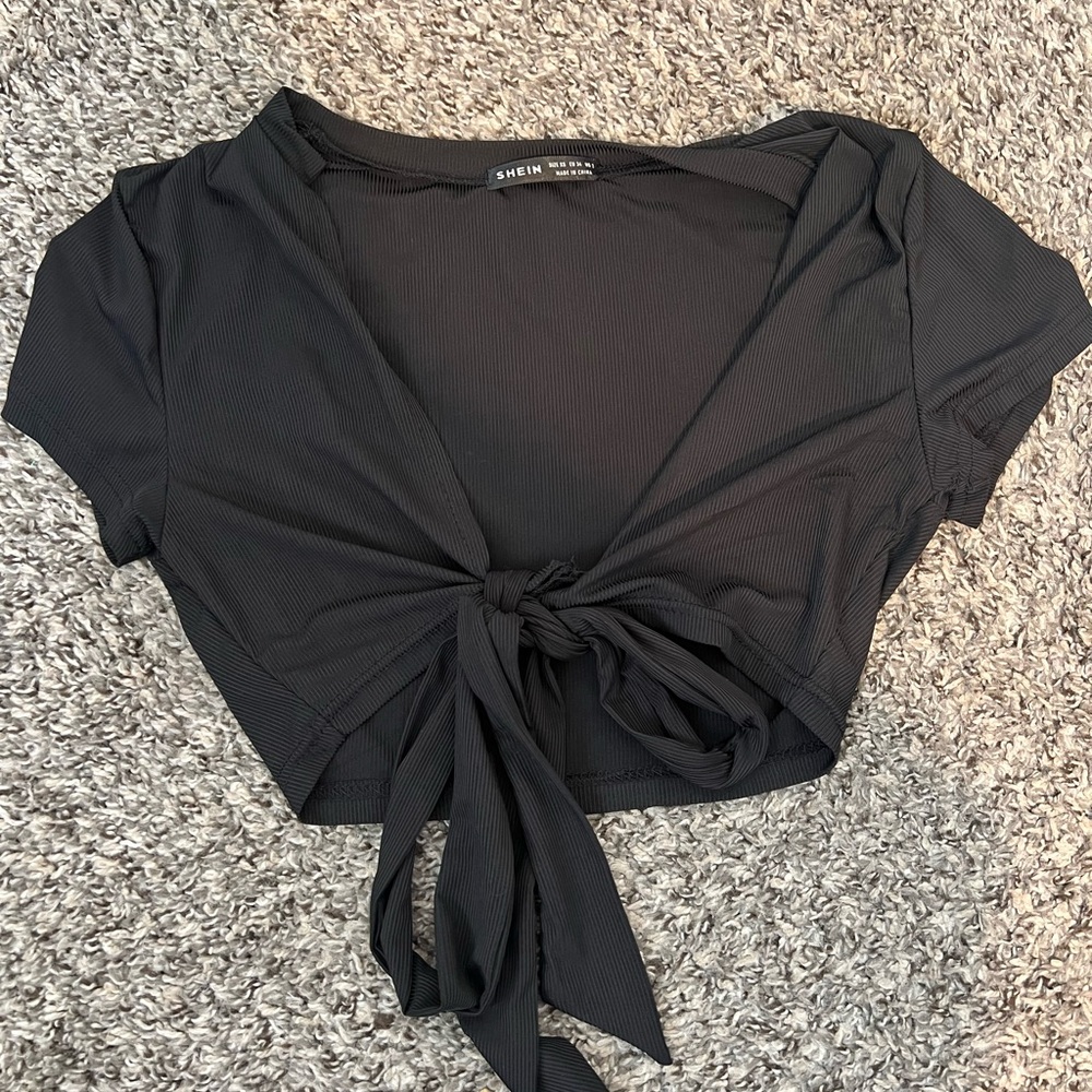 Black tie-front crop top